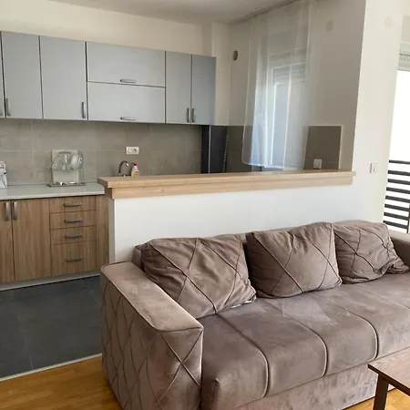 Cool With Free Parking דירה